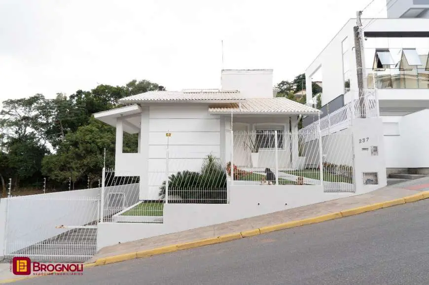 Casa com 3 Quartos à Venda, 230 m² por R$ 650.000 Rua João José Rodrigues, 237 - Boa Vista, Biguaçu - SC