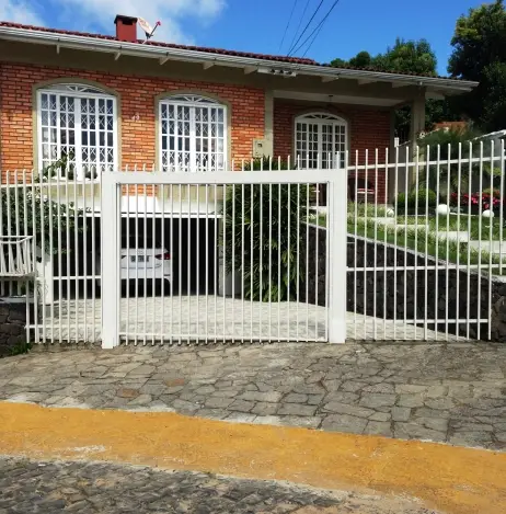 Casa com 3 Quartos à Venda, 195 m² por R$ 520.000 Rua Carlos Vidal Ramos, 40 - Brusque, Lages - SC