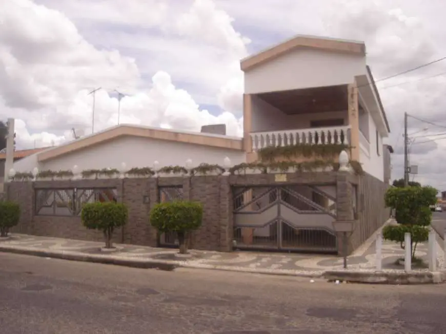 Casa com 3 Quartos à Venda por R$ 800.000 Jardim Cruzeiro, Feira de Santana - BA