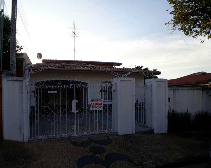 Casa com 3 Quartos para Alugar, 230 m² por R$ 3.000/Mês Vila Nova Valinhos, Valinhos - SP