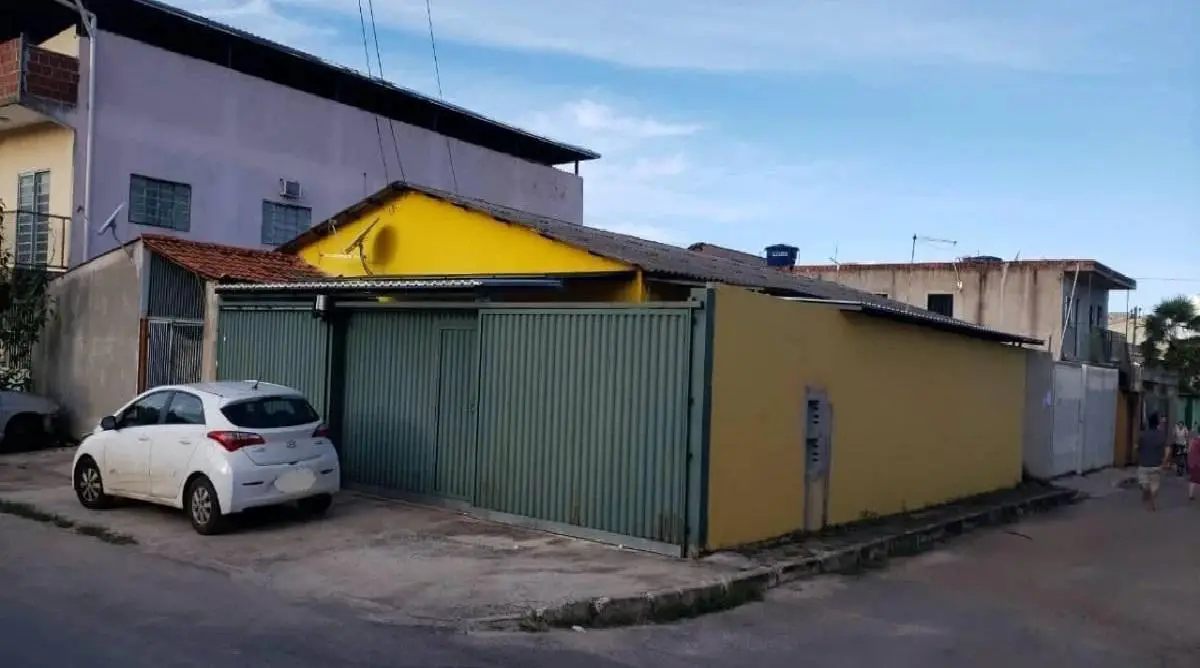 ALEXI IMOBILIÁRIA VENDE, na Vila Planalto. Excelente casa de esquina, com laje e---
