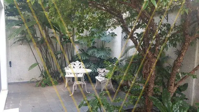 Casa com jardim aconchegante e frondosa jabuticabeira! Sobrado com 248 m² de áre---