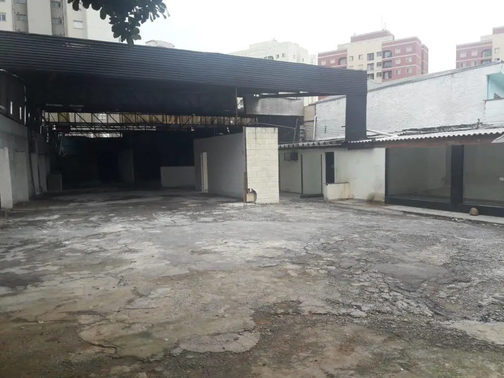 Patio de 900m²  localizado na Avenida Conselheiro Moreira de Barros, apenas 100 ---