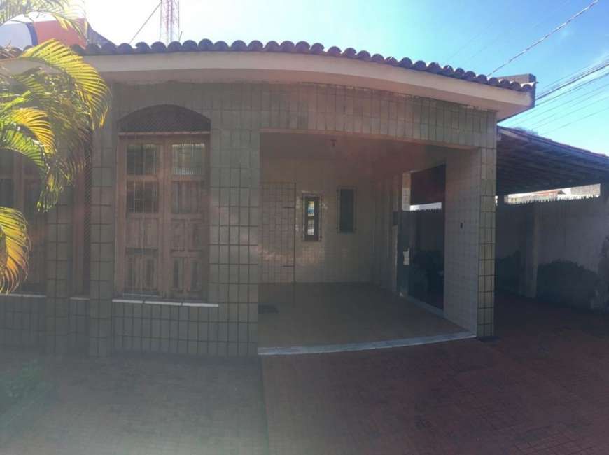 Casa com 3 Quartos à Venda, 330 m² por R$ 850.000 Luzia, Aracaju - SE