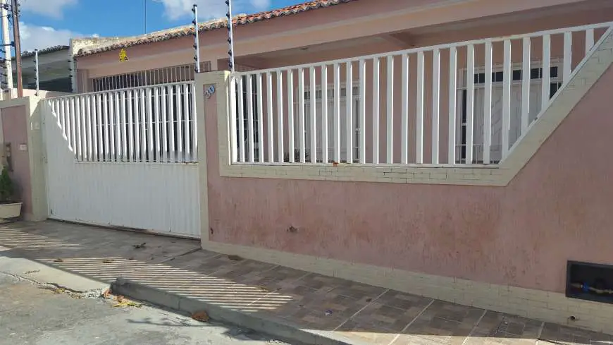 Casa com 3 Quartos à Venda, 150 m² por R$ 300.000 Avenida Padre Nestor Sampaio, 420 - Luzia, Aracaju - SE
