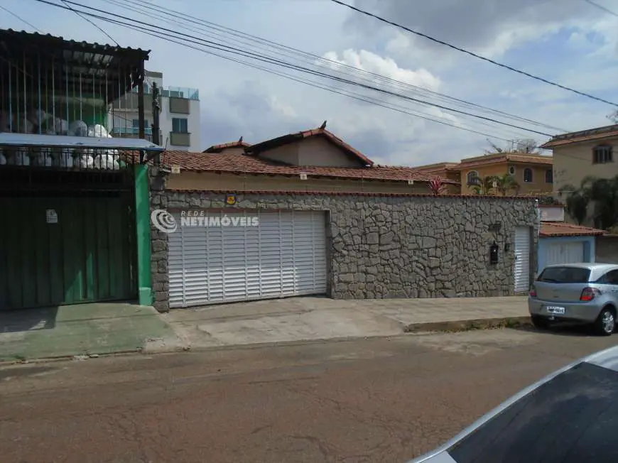 Casa com 4 Quartos à Venda, 198 m² por R$ 1.200.000 Barreiro, Belo Horizonte - MG