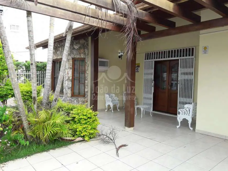 Casa com 4 Quartos para Alugar, 200 m² por R$ 940/Dia Rua Joel Moura, 192 - Canasvieiras, Florianópolis - SC