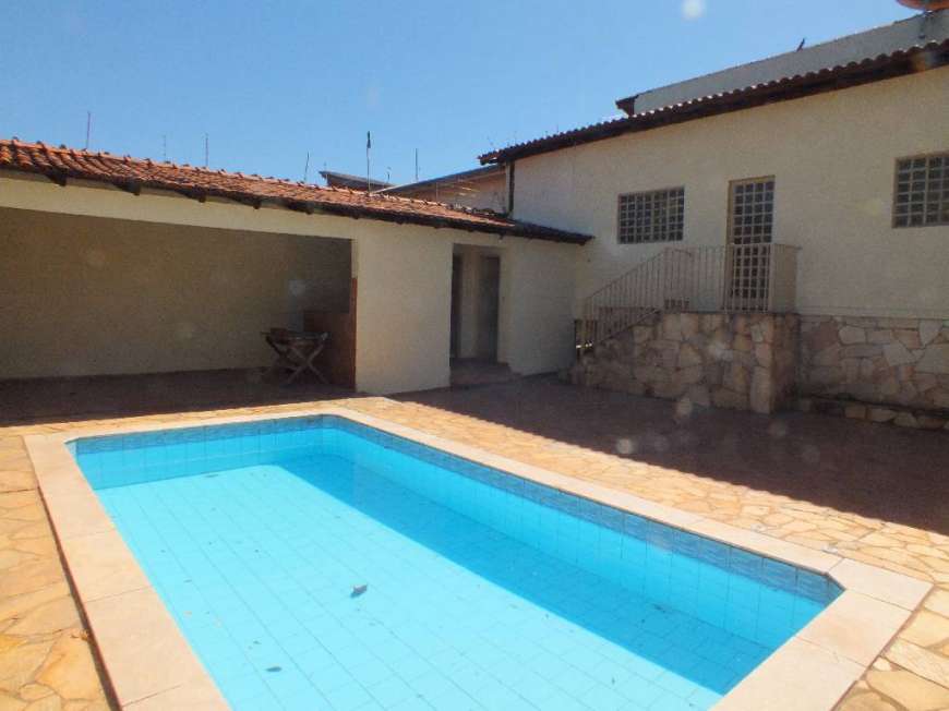 Casa com 3 Quartos para Alugar, 206 m² por R$ 1.900/Mês Jardim Primavera, Cuiabá - MT