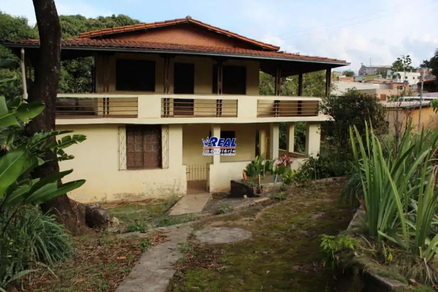 Casa com 3 Quartos para Alugar por R$ 2.000/Mês Castanheira, Belo Horizonte - MG