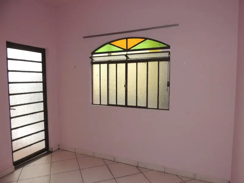 Casa com 2 Quartos para Alugar, 60 m² por R$ 450/Mês Rua Além Paraíba, 127 - Santa Clara, Divinópolis - MG