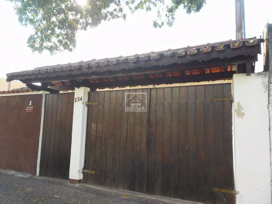 Casa com 2 Quartos para Alugar, 80 m² por R$ 1.300/Mês Rua Doutor Alcides Gomes Miranda - Vila Pagano, Valinhos - SP