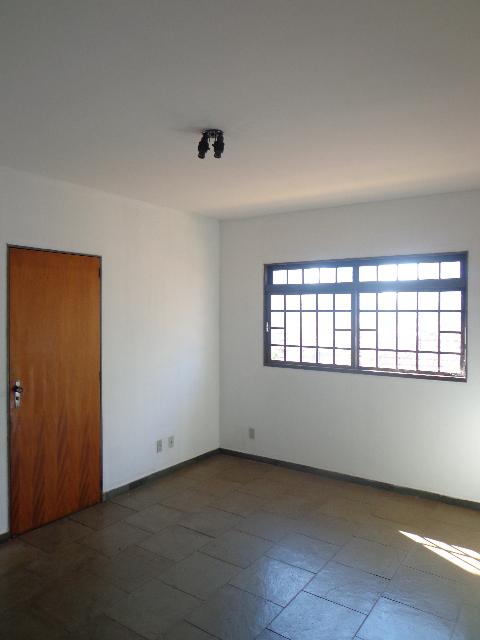 Apartamento com 2 Quartos para Alugar por R$ 700/Mês Avenida Portugal - Santa Cruz do José Jacques, Ribeirão Preto - SP