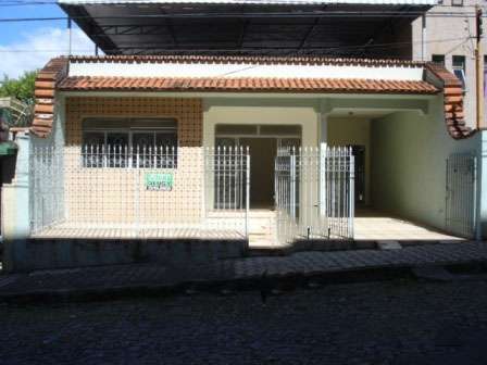 Casa com 3 Quartos para Alugar, 120 m² por R$ 1.200/Mês Centro, Divinópolis - MG