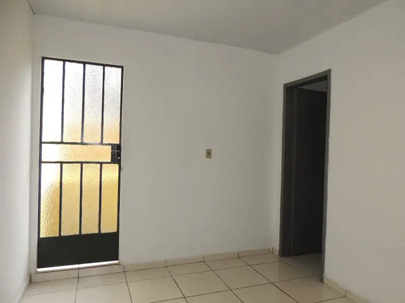 Casa com 1 Quarto para Alugar, 60 m² por R$ 350/Mês Rua Além Paraíba, 127 - Santa Clara, Divinópolis - MG