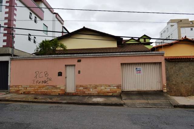 Casa com 3 Quartos à Venda, 179 m² por R$ 699.990 Rua Professor Eloy de Mattos - Camargos, Belo Horizonte - MG