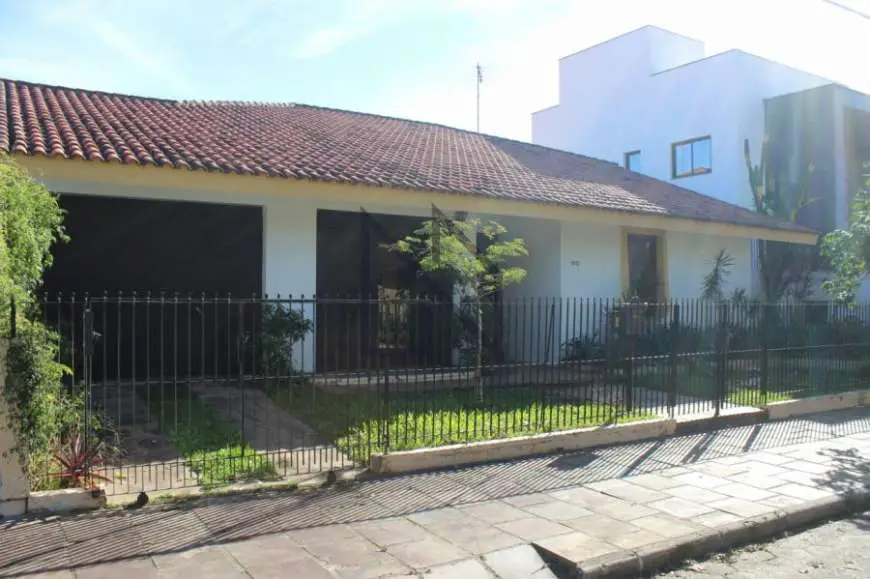 Casa com 4 Quartos à Venda, 215 m² por R$ 680.000 Camobi, Santa Maria - RS
