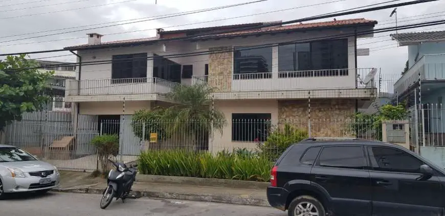 Casa com 4 Quartos para Alugar, 240 m² por R$ 2.500/Mês Avenida Governador Jorge Lacerda - Campinas, São José - SC