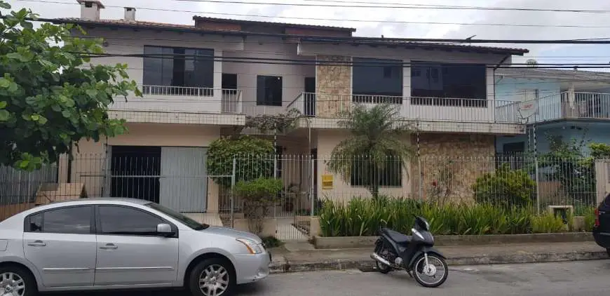 Casa com 4 Quartos para Alugar, 240 m² por R$ 2.500/Mês Avenida Governador Jorge Lacerda - Campinas, São José - SC