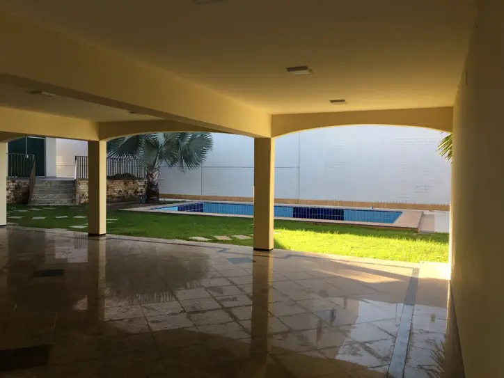 Casa com 7 Quartos para Alugar por R$ 8.000/Mês Calhau, São Luís - MA