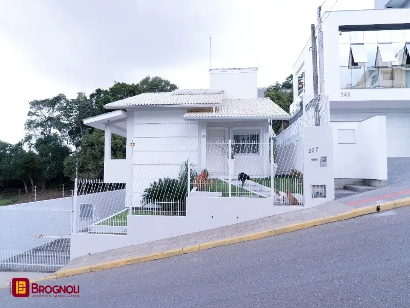 Casa com 3 Quartos à Venda, 230 m² por R$ 650.000 Rua João José Rodrigues - Boa Vista, Biguaçu - SC