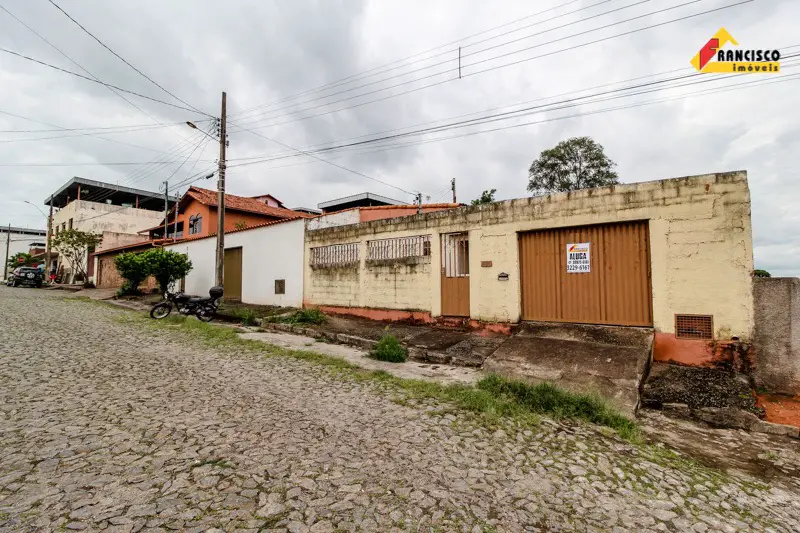 Casa com 3 Quartos para Alugar, 80 m² por R$ 700/Mês Rua Antônio Pires de Moraes, 150 - Antônio Fonseca, Divinópolis - MG