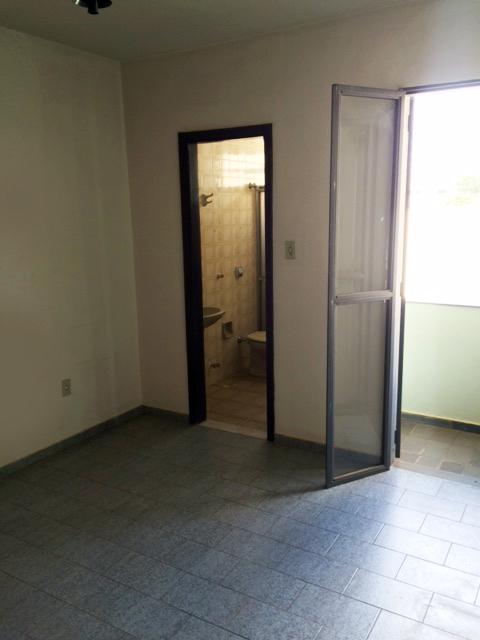 Apartamento com 3 Quartos para Alugar, 108 m² por R$ 1.000/Mês São Sebastião, Uberaba - MG