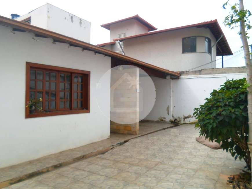 Casa com 3 Quartos à Venda, 244 m² por R$ 980.000 Rua Caetano de Azeredo - Barreiro, Belo Horizonte - MG