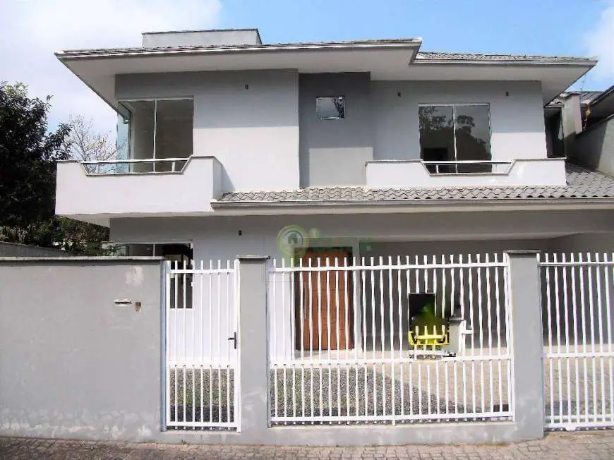 Casa com 3 Quartos à Venda, 174 m² por R$ 639.000 Rua São Carlos, 485 - Saguaçú, Joinville - SC