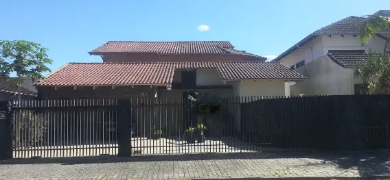 Casa com 3 Quartos à Venda, 400 m² por R$ 900.000 Saguaçú, Joinville - SC