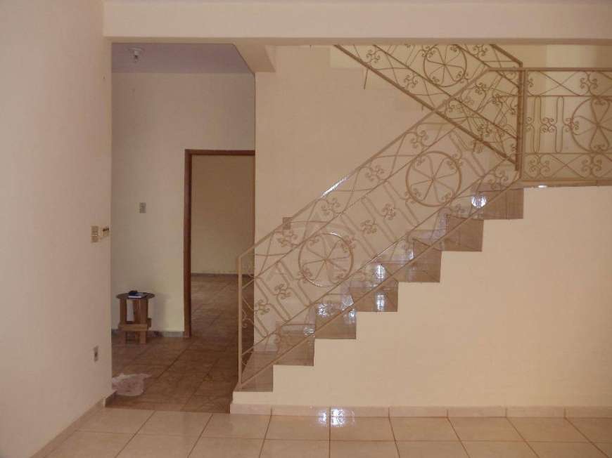 Casa com 3 Quartos para Alugar, 300 m² por R$ 1.800/Mês Roseiral, São José do Rio Preto - SP