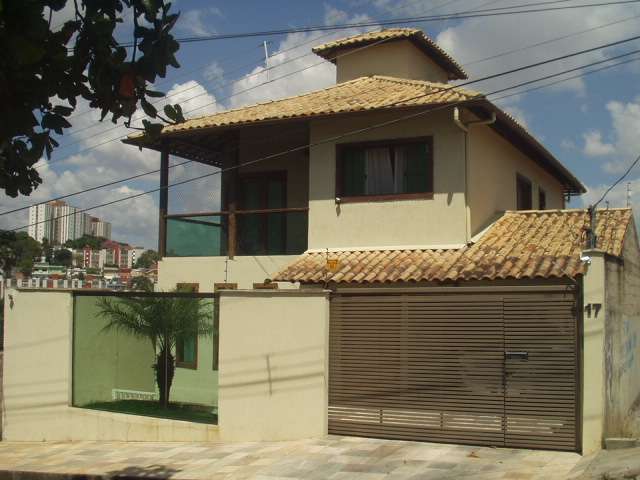 Casa com 3 Quartos à Venda, 230 m² por R$ 1.200.000 Álvaro Camargos, Belo Horizonte - MG