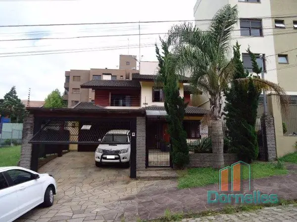 Casa com 5 Quartos à Venda, 240 m² por R$ 980.000 Rua Orestes Baldisserotto - Colina Sorriso, Caxias do Sul - RS