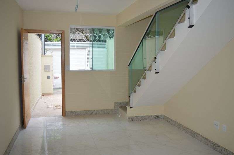 Casa com 2 Quartos à Venda, 80 m² por R$ 299.000 Rua dos Expedicionários, 1248 - Santa Amélia, Belo Horizonte - MG