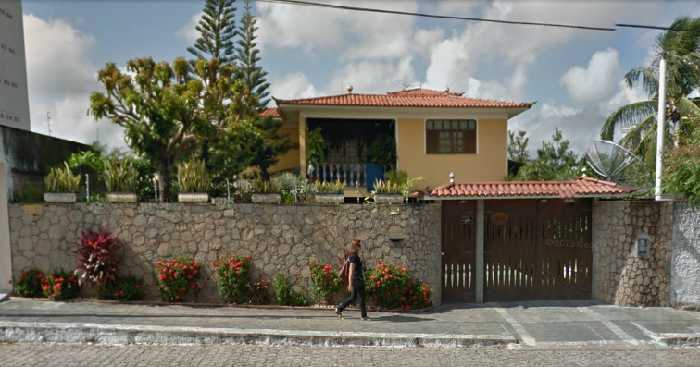 Casa com 5 Quartos para Alugar, 300 m² por R$ 4.000/Mês Candelária, Natal - RN