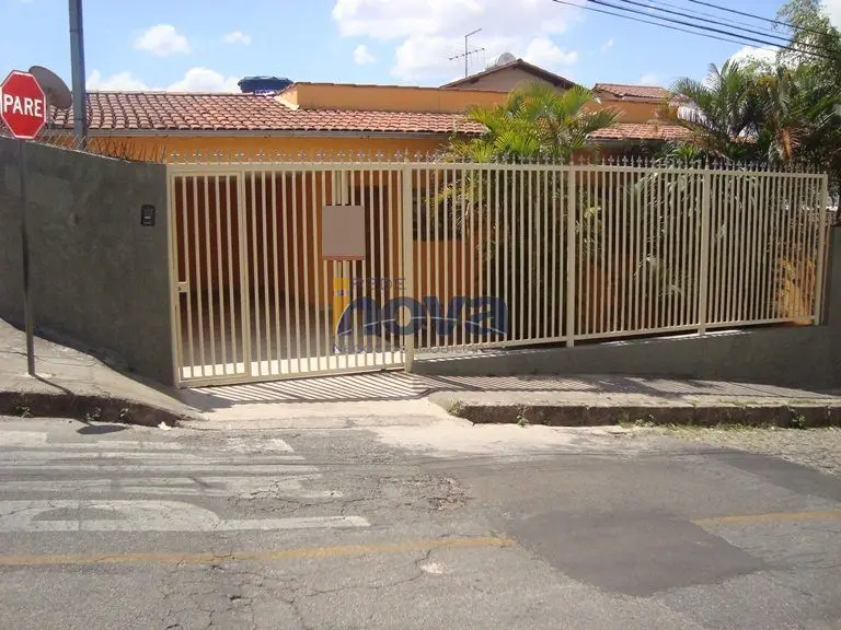 Casa com 3 Quartos para Alugar, 216 m² por R$ 1.500/Mês Novo Glória, Belo Horizonte - MG