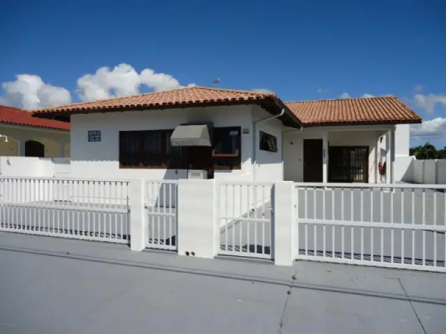 Casa com 3 Quartos para Alugar por R$ 800/Dia Avenida Jacarandá - Daniela, Florianópolis - SC
