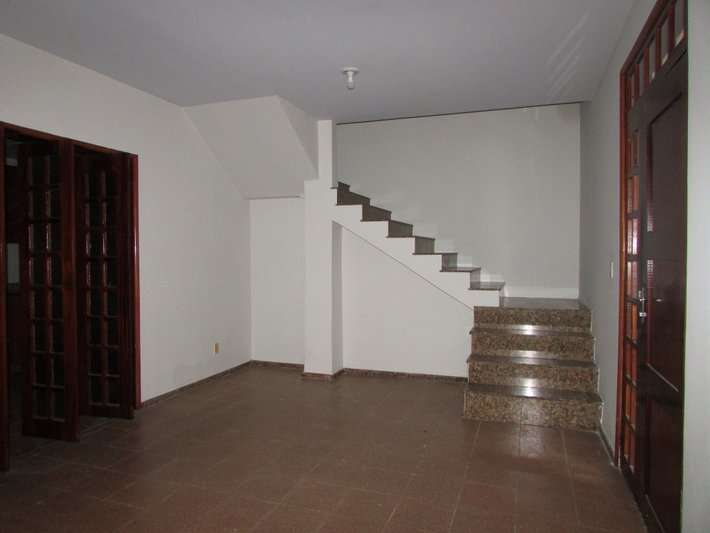 Casa com 3 Quartos para Alugar por R$ 1.600/Mês Avenida Tenente Lisboa, 3571 - Vila Ellery, Fortaleza - CE