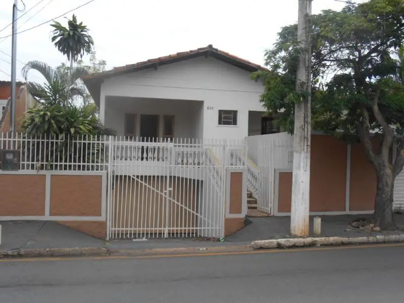 Casa com 3 Quartos para Alugar, 190 m² por R$ 1.000/Mês Vilage Flamboyant, Cuiabá - MT