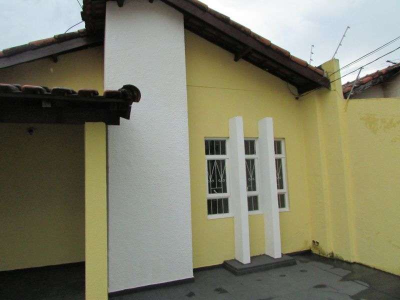 Casa com 3 Quartos para Alugar, 100 m² por R$ 1.200/Mês Rua Jales, 269 - Monte Carlo, Campo Grande - MS