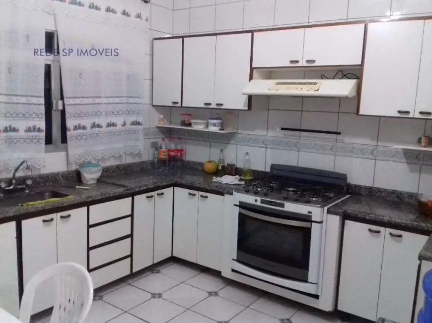 Casa com 3 Quartos para Alugar, 200 m² por R$ 2.750/Mês Travessa Bruno Bonetti - Vila Carmosina, São Paulo - SP