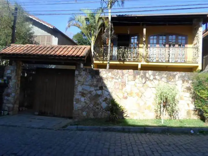 Casa com 3 Quartos à Venda, 254 m² por R$ 735.000 Cascatinha, Nova Friburgo - RJ