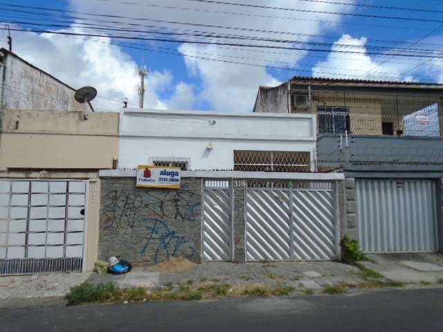 Casa com 2 Quartos para Alugar, 108 m² por R$ 900/Mês Rua Xavier de Oliveira, 318 - Amadeu Furtado, Fortaleza - CE