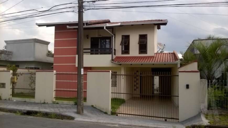 Sobrado com 5 Quartos à Venda, 160 m² por R$ 499.000 Rua São Vicente, 364 - Boa Vista, Joinville - SC