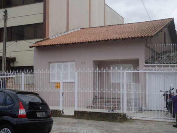 Casa com 5 Quartos para Alugar, 100 m² por R$ 2.200/Mês Passo da Areia, Porto Alegre - RS