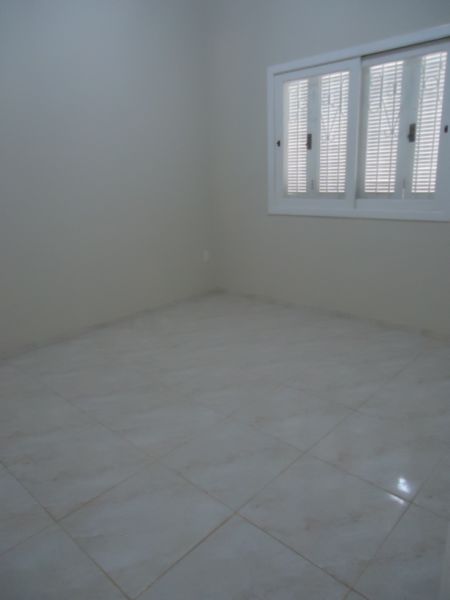 Casa com 5 Quartos para Alugar, 100 m² por R$ 2.200/Mês Passo da Areia, Porto Alegre - RS