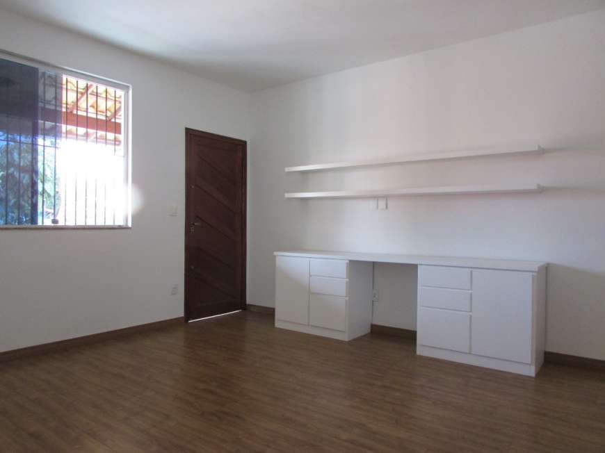 Casa com 3 Quartos para Alugar, 156 m² por R$ 2.400/Mês Planalto, Belo Horizonte - MG