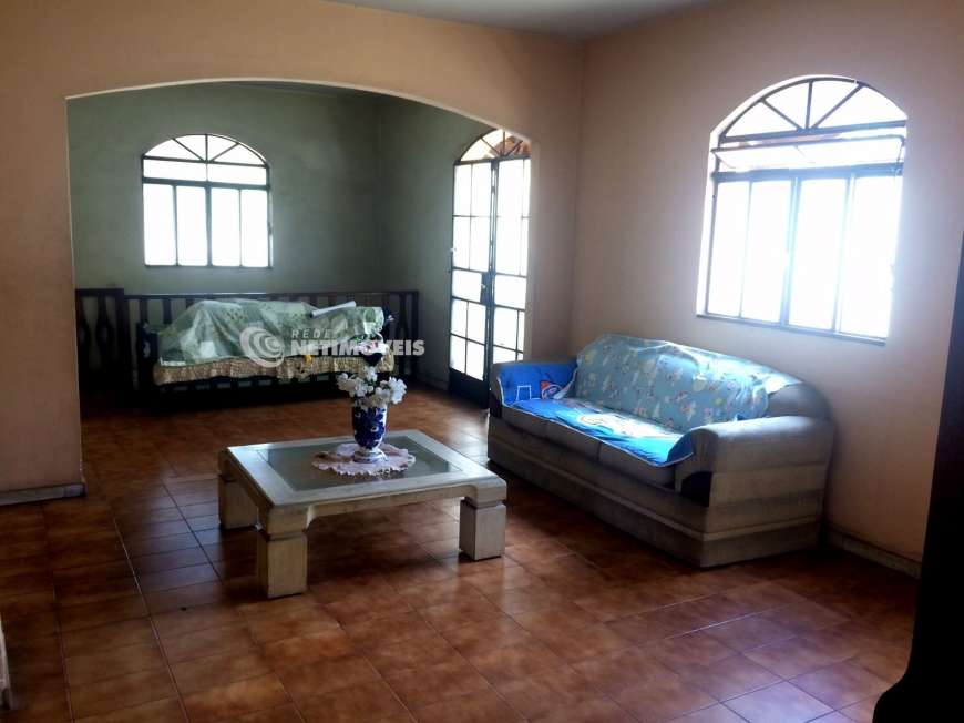 Casa com 4 Quartos à Venda, 240 m² por R$ 600.000 Dom Bosco, Belo Horizonte - MG