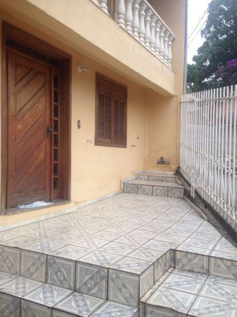 Casa com 3 Quartos para Alugar, 160 m² por R$ 1.200/Mês Rua Saulo de Tarso Goulart - Candelaria, Belo Horizonte - MG