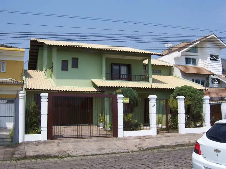 Casa com 3 Quartos à Venda, 299 m² por R$ 1.250.000 Cinquentenário, Caxias do Sul - RS