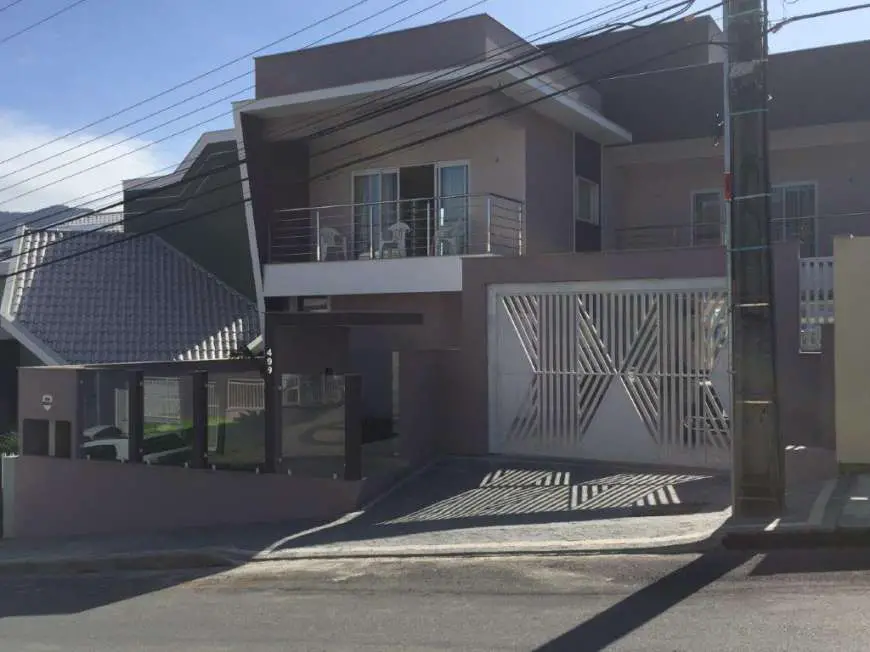 Casa com 3 Quartos à Venda por R$ 1.800.000 Vila Lenzi, Jaraguá do Sul - SC